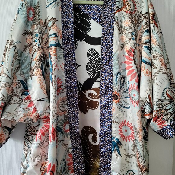 Sacred Threads Reversable Robe - Picture 7 of 7